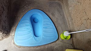 Archivo:SaTo Slab toilet installed in Rwanda