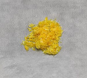 Archivo:Sample of methyl 2-cyano-3-(4-nitrophenyl)acrylate
