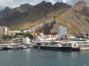 Archivo:Santa Cruz de Tenerife, Muelle Norte con el histórico vapor La Palma, y montaña de Paso Alto, Islas Canarias, España