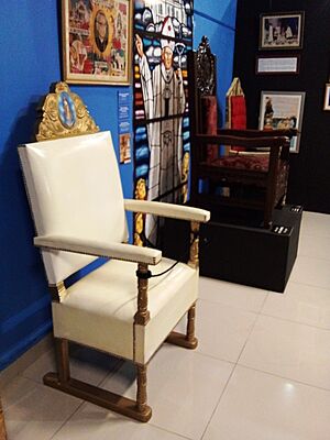 Archivo:Sillones utilizados por los dos papas que visitaron Caacupé, Juan Pablo II y Francisco (Museo de la Basílica)