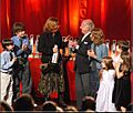 Silvia Bleichmar recibiendo el Konex de Platino 2006 con los nietos