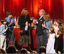 Archivo:Silvia Bleichmar recibiendo el Konex de Platino 2006 con los nietos