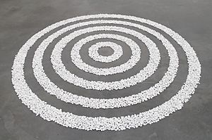 Archivo:Small White Pebble Circles Long Tate Modern T07160