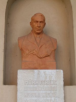 Archivo:Szeged, Móra Ferenc-mellszobor