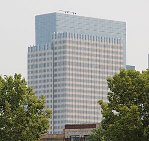 Archivo:Target Plaza South from Minneapolis Sculpture Garden, Aug 2018