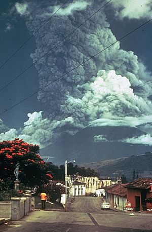 Archivo:Volcan de Fuego October 1974 eruption