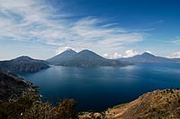 Archivo:Volcanoes at Lake Atitlan 2