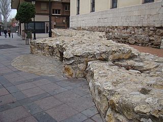 01b Valladolid monasterio San Benito vestigios muralla by Lou.jpg