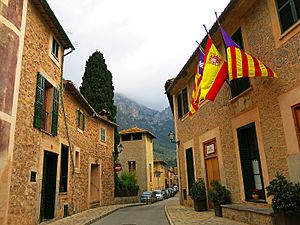 Archivo:62 Carrer des Porxo (Deià), a la dreta la Casa de la Vila