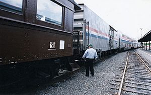 Archivo:Abraham-Lincoln-behind-Amtrak