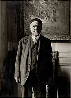 Archivo:Ambroise Vollard, standing in front of Picasso's Evocación. El entierro de Casagemas