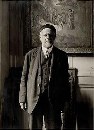 Archivo:Ambroise Vollard, standing in front of Picasso's Evocación. El entierro de Casagemas