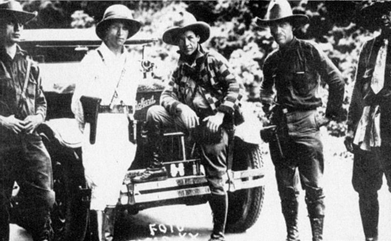 Augusto Sandino (centre)