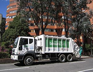 Archivo:Bogotá, Calle 26 con carrera 5, camión de basura