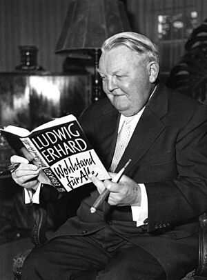 Archivo:Bundesarchiv B 145 Bild-F004204-0003, Ludwig Erhard mit seinem Buch