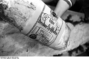 Archivo:Bundesarchiv Bild 183-1989-1205-001, Dresden, Christstollen Herstellung