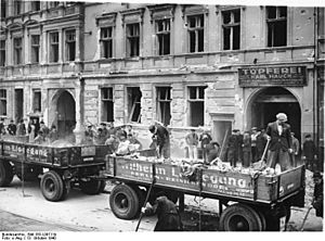 Archivo:Bundesarchiv Bild 183-L09711b, Berlin, Aufräumungsarbeiten nach Luftangriff