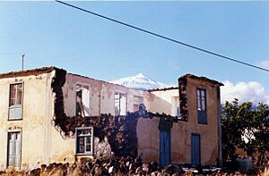 Archivo:Casa Amarilla y Teide Fotografía Asociación Wolfgang Köhler