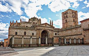 Archivo:Catedral de Zamora (fachada principal)2