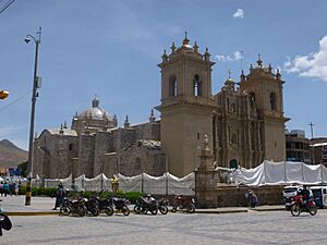 Archivo:Catedral de la ciudad de ayaviri