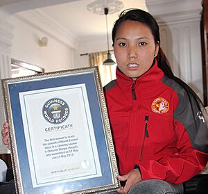 Archivo:Chhurim, first women to climb mt. everest twice in the same season