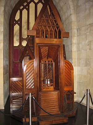Archivo:Confesionario Sagrada Familia