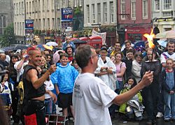 Archivo:Edinburgh fringe royal mile street performance