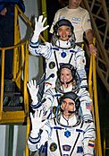 Archivo:Expedition 48 Wave Farewell (NHQ201607070001)