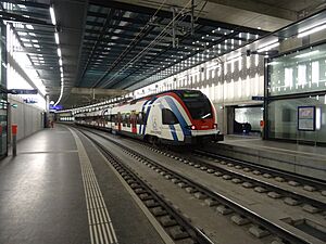 Archivo:FLIRT-SL2-Genève-Champel-Coppet-quai