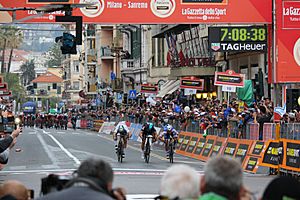 Archivo:Finishing line 2017 Milan-Sanremo