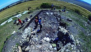 Archivo:Foto de la excavación del dolmen El Pendón