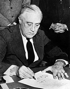 Archivo:Franklin Roosevelt signing declaration of war against Japan