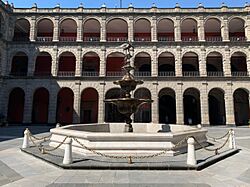 Archivo:Fuente del Pegaso de Palacio Nacional