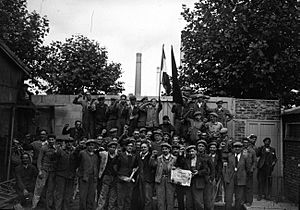 Archivo:Grévistes-métallurgie-usine-banlieue-Paris1936