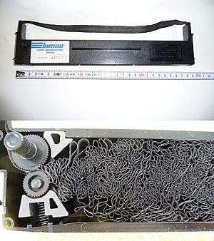 Archivo:Ink cartridge and inside zoom