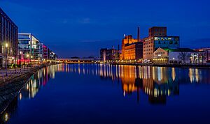 Archivo:Innenhafen Duisburg Blaue Stunde 2014