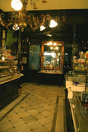 Archivo:Interior tienda Lhardy-2009