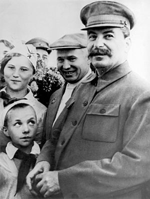 Archivo:Joseph Stalin and Nikita Khrushchev 1930s