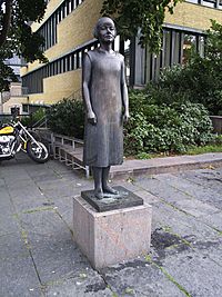 Archivo:Karin Boye-statyn vid Stadsbiblioket i Göteborg.