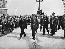 Archivo:Lenin and Lunacharsky inspect the guard of honor, 1920