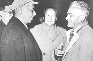 Archivo:Liu Shaoqi, Mao Zedong and Edgar Snow