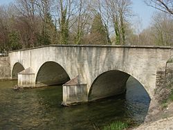 Loches sur Ource le pont romain avril 2009.jpg