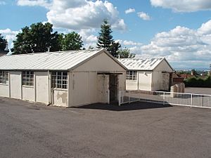 Archivo:Machanhill Primary School HORSA Huts - geograph.org.uk - 1281710