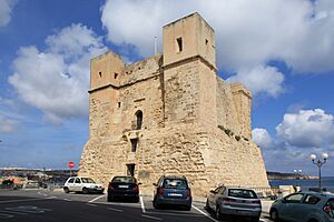 Archivo:Malta - St. Paul's Bay - Triq San Frangisk-Triq San Giraldu - St. Paul's Bay Tower 05 ies