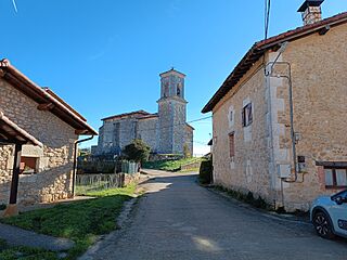 Marauriko eliza bi etxeren artean.jpg
