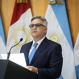 Archivo:MartinLlaryoraGob