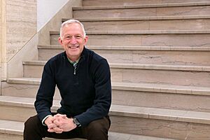 Archivo:Mayor Roger Reinert on stairway in Duluth's City Hall