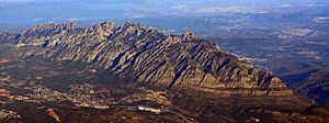 Archivo:Muntanya de Montserrat aerial