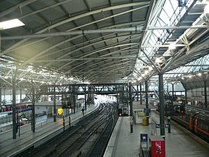 Archivo:Overview of Leeds City railway station 04