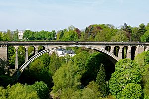 Archivo:PONT ADOLPHE, Luxembourg City, in SPRING 2008